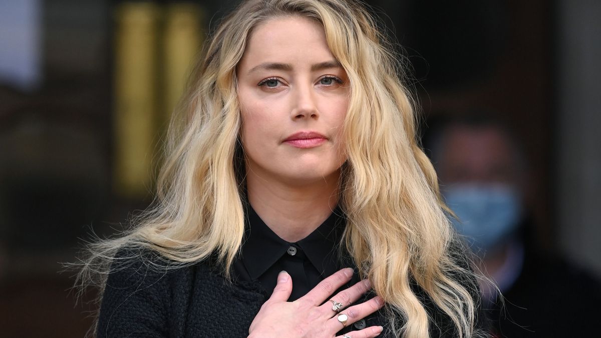 Amber Heard fekete ruhában.