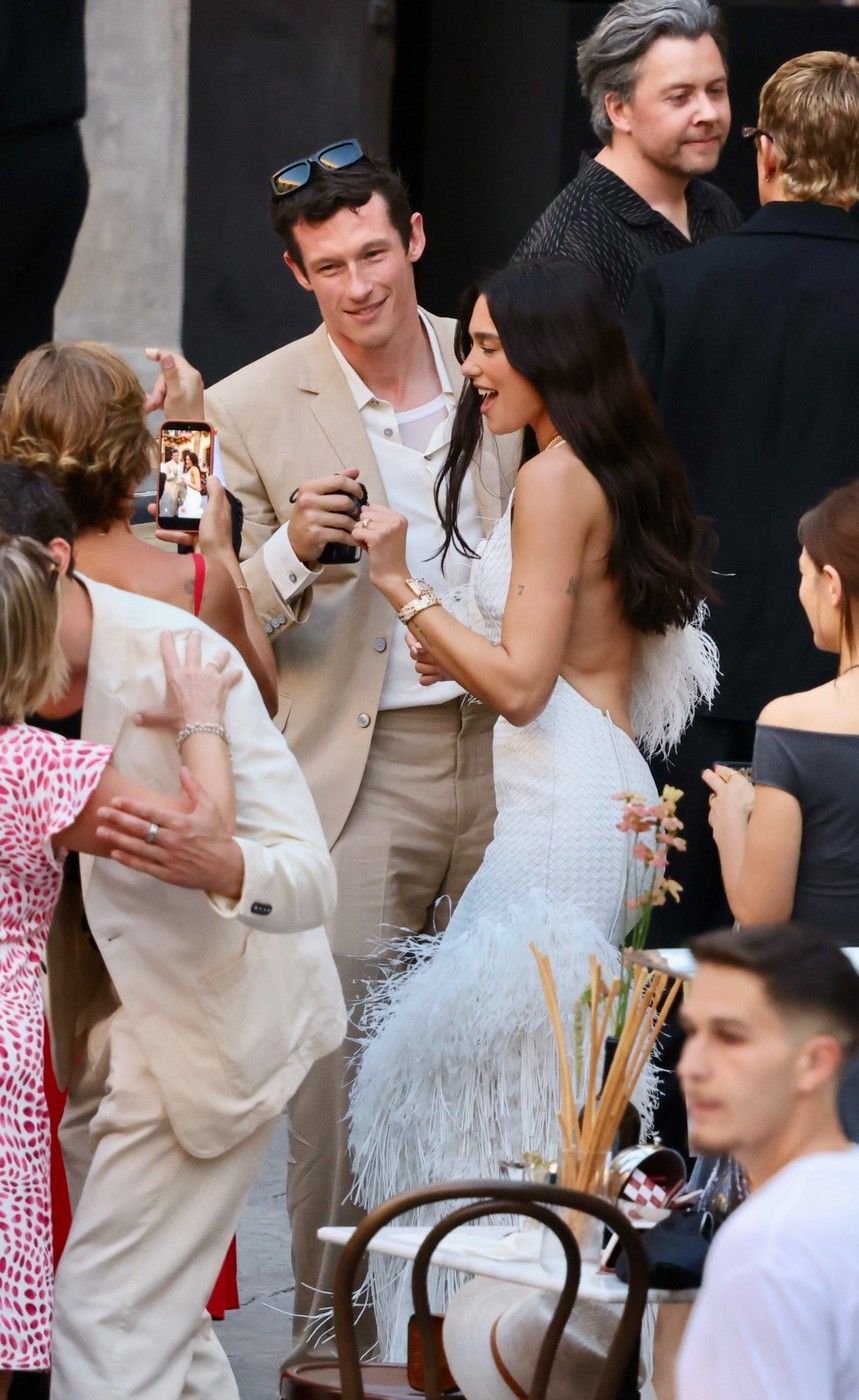 Dua Lipa és Callum Turner Olaszországban tartották a lakodalmukat