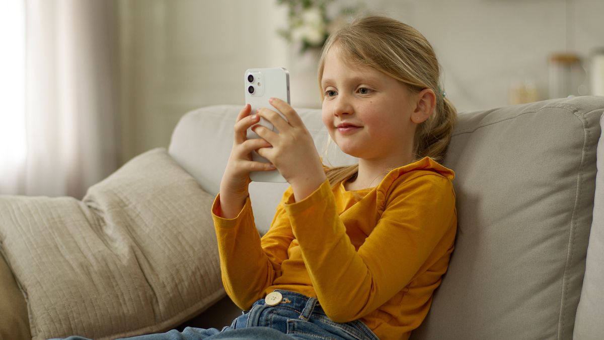 Egy kislány éppen az interneten tölti az idejét, és gondolkodik a jövőbeli szakma lehetőségeiről. 