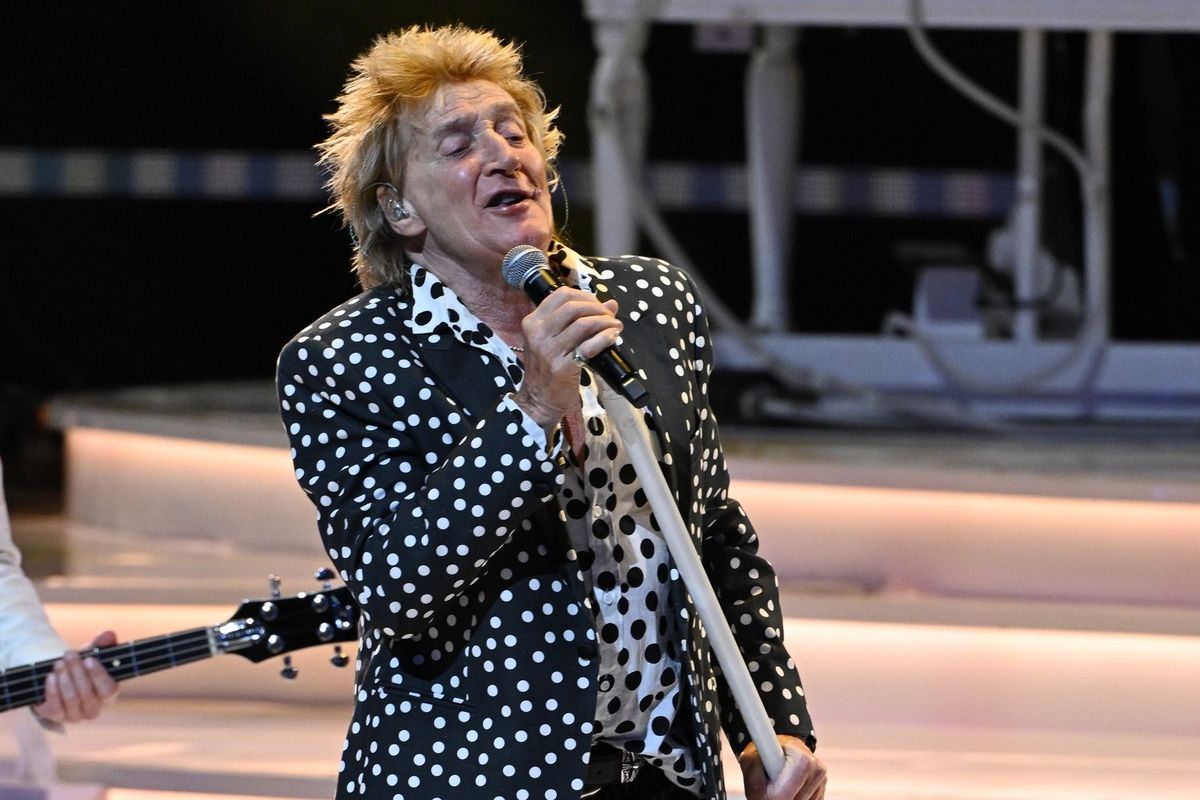 Rod Stewart a fellépés közben rosszul lett, többször meg kellett kapaszkodnia.