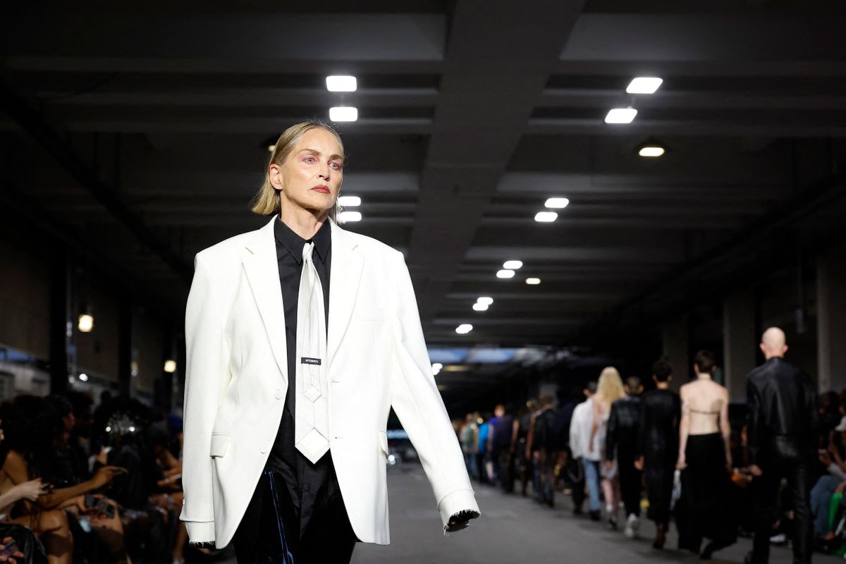 Sharon Stone défile pour Vêtements "Collection Homme Prêt-à-Porter Printemps/Eté 2027" lors de la Fashion Week de Paris (PFW)n le 26 juin 2026. Sharon Stone walks the runway for the "Men's Ready-to-Wear Spring/Summer 2027" collection during Paris Fashion Week (PFW) on June 26, 2026.