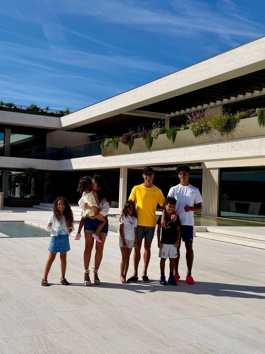 Cristiano Ronaldo gyerekei már ilyen nagyok