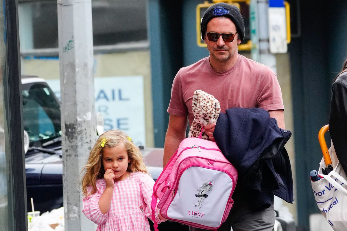 Bradley Cooper igazi hős apukaként sétál kislányával. 