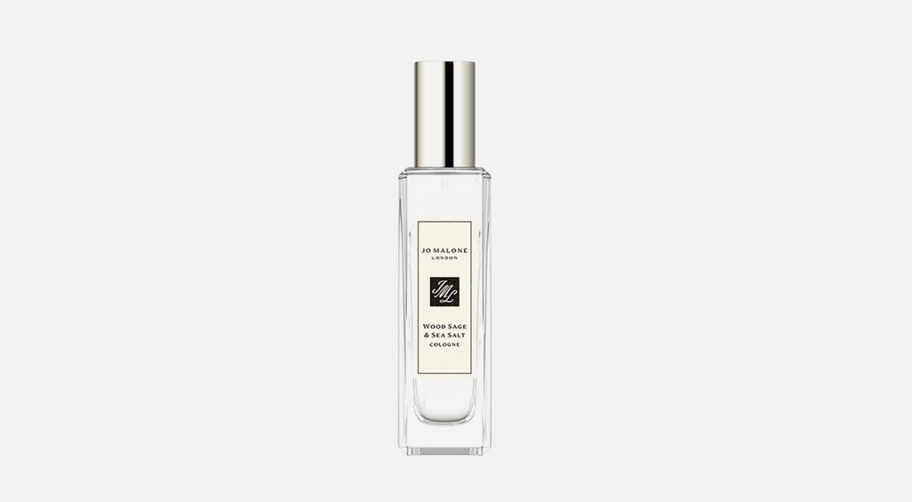 Jo Malone Wood Sage & Sea Salt Cologne
A Wood Sage & Sea Salt nem a klasszikus nyári parfümök közé tartozik. A tiszta, sós levegőre emlékeztet, amit a tengerparti reggeleken mélyen magunkba szívunk.