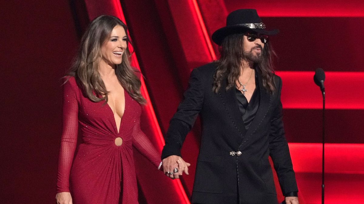 Elizabeth Hurley és Billy Ray Cyrus 2025. november 19-én a nashville-i Bridgestone Arenában megrendezett 59. CMA Awards-on jelentek meg először hivatalosan is együtt a vörös szőnyegen.