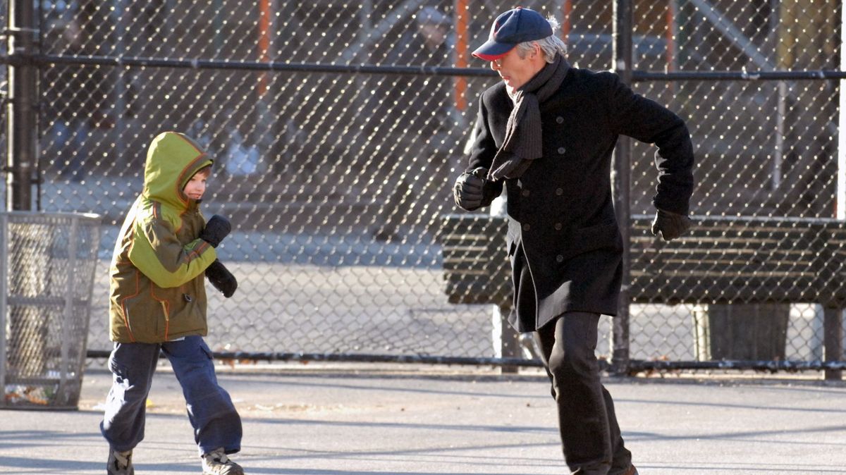 20 éve, túl az 50-en is elképesztően fitten szaladgált Richard Gere kisfiával egy játszótéren. 