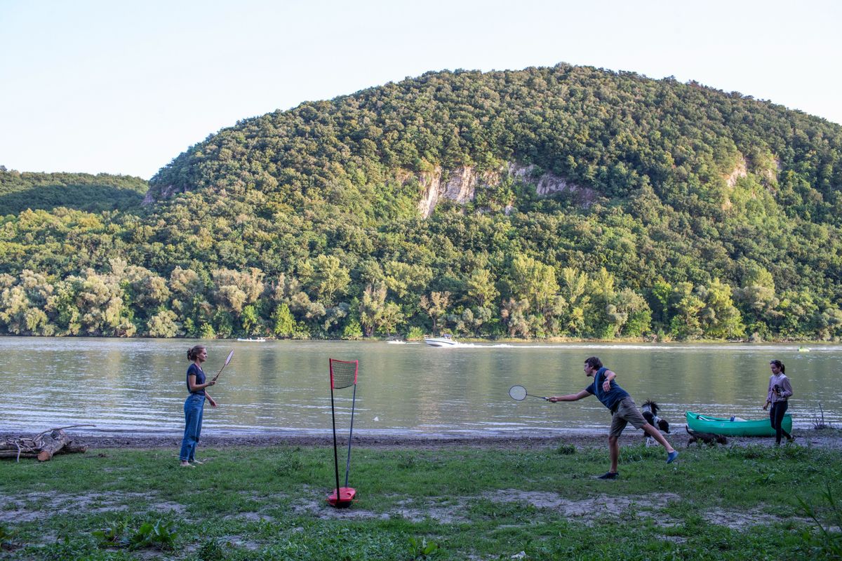 A szigetcsúcs egy természetes, nem hivatalos strand, ahol a Duna és a panoráma adja az élményt. Kiváló piknikezésre és sátorozásra is, de nincs kiépített infrastruktúra.