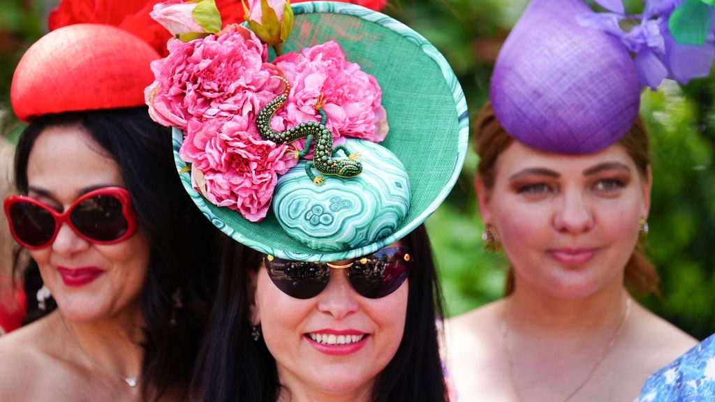 A kisgyíkot ábrázoló fejfedő az Ascot Derby idei szezonjának egyik legegyedibb darabja volt.