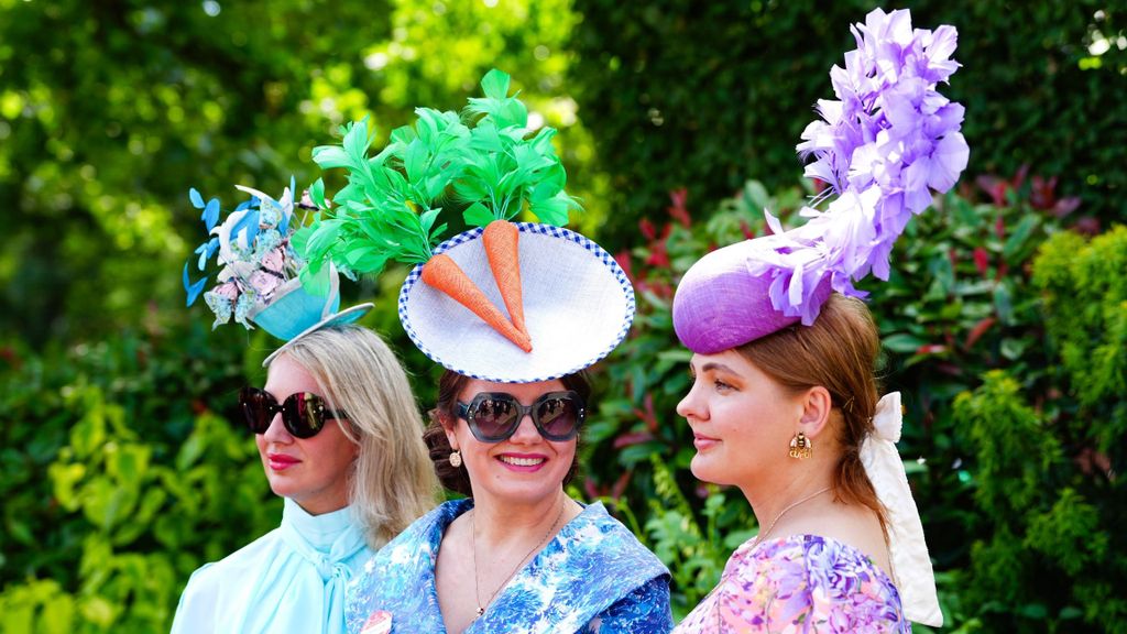 Zöldségeket és gyümölcsöket ábrázoló kalapokat is viseltek a hölgyek a 2026-os Ascot Derby-n.