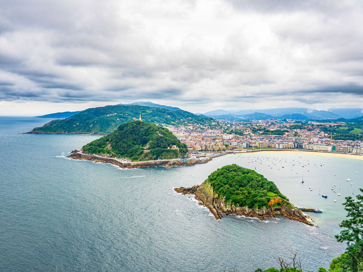 Európa legjobb strandjai La Concha Bay and Santa Clara sziget, San Sebastián