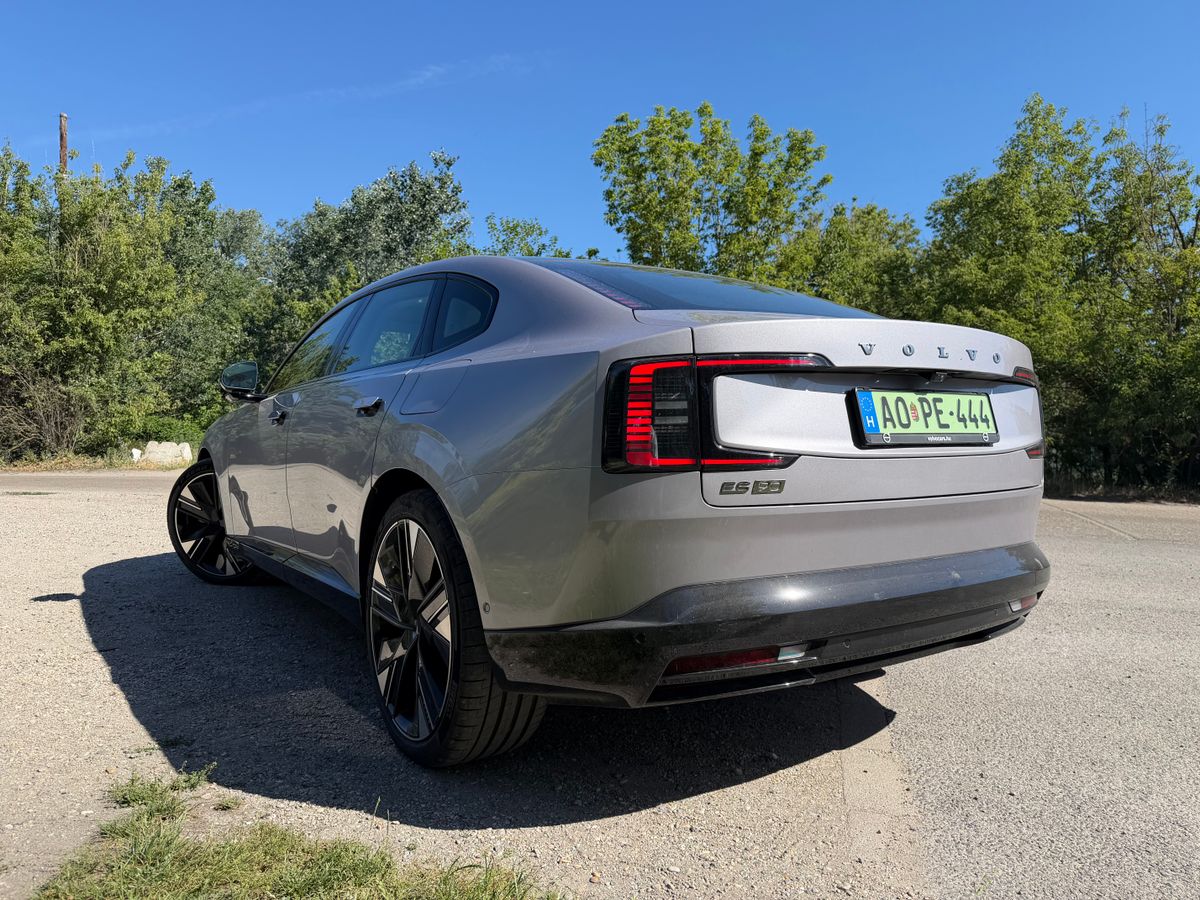 Egy kép a Volvo ES90 hátuljáról.