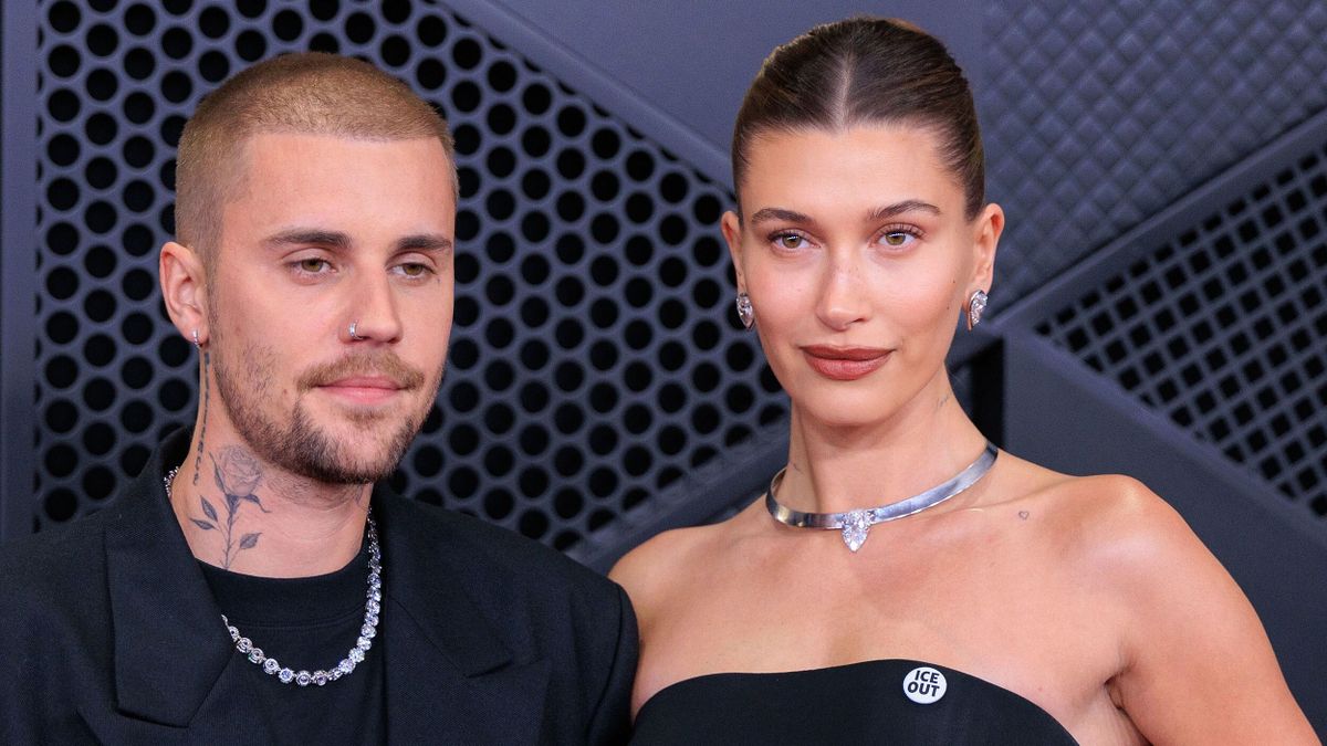 Justin Bieber és Hailey Bieber a vörös szőnyegen a 68. Grammy-díjátadó gálán Los Angelesben.