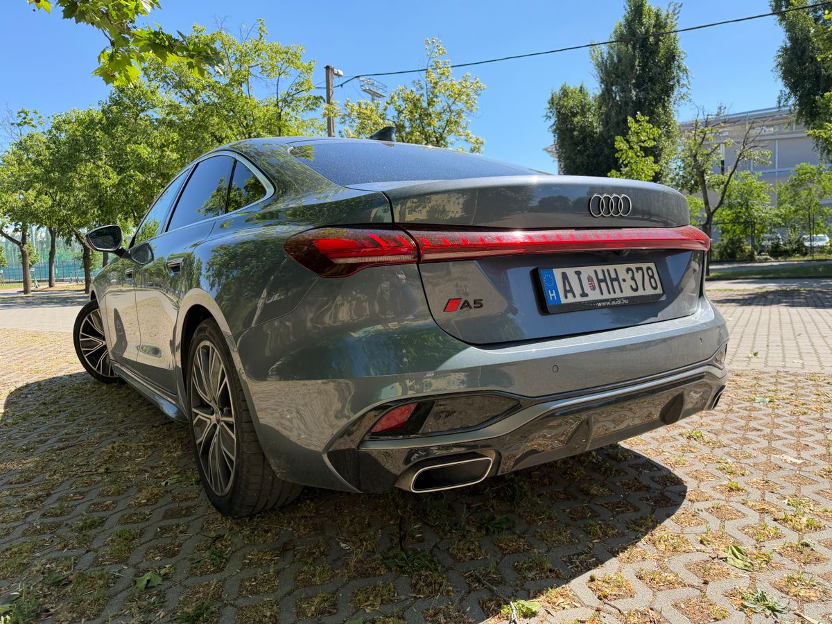 Egy kép az Audi A5 modell hátsó részéről.
