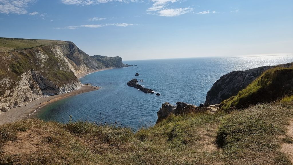 Tyneham falu a Jurassic Coast sziklás partvidéke alatt terül el, közvetlenül a Dorset és East Devon vidékének legmagasabb sziklaszirtjeire vezető túraútvonal lábánál. 