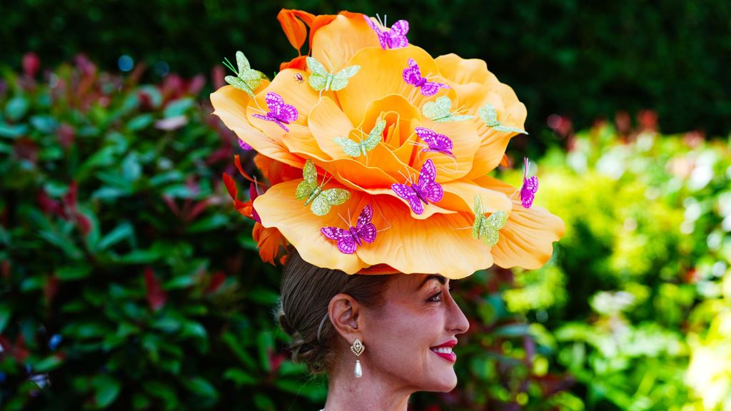 Pillangókkal díszített virágot ábrázoló kalapban jelent meg egy hölgy a 2026-os Royal Ascot lóversenyen.