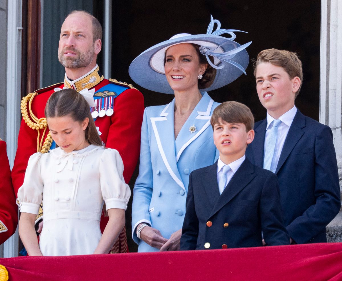 A walesi hercegi család a Trooping the Colouron a Buckingham-palota erkélyén.