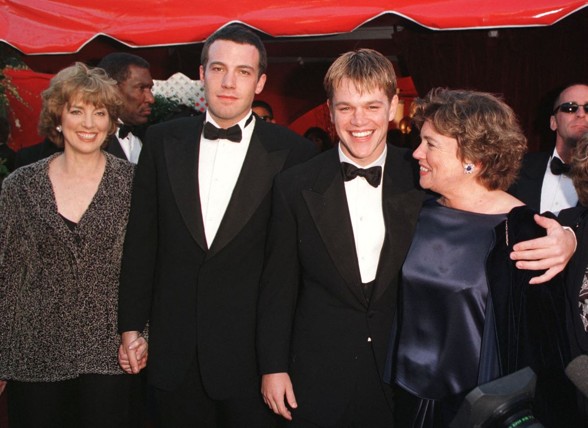 Actor-writers Ben Affleck (2nd left) and Matt Damon (3rd left) arrive with their mothers Chris (L) and Nancy at the 70th Annual Academy Awards 23 March in Los Angeles, CA. Affleck and Damon are nominted for best original screenplay for "Good Will Hunting." Damon is also nominated for best actor for the same film. AFP PHOTO Vince BUCCI (Photo by VINCE BUCCI / AFP)