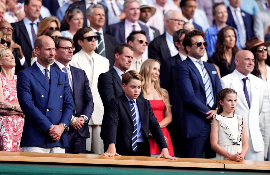 Vilmos herceg Saroltával és György herceggel a wimbledoni bajnokság tizennegyedik napján, 2025. július 13-án, vasárnap. György nagyon komolyan szemléli a meccset.