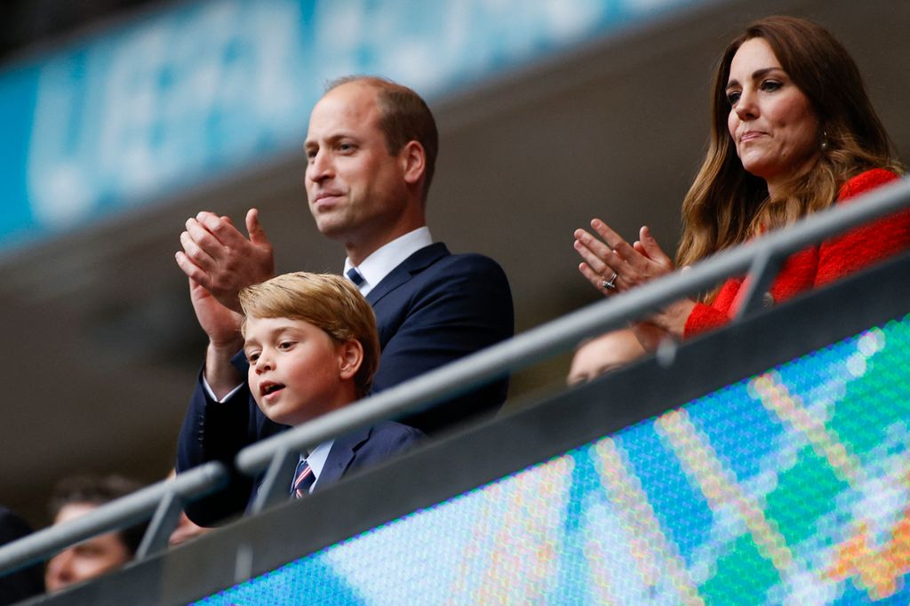 Vilmos herceg, György herceg és Katalin hercegné együtt nézték meg az Anglia–Németország meccset a londoni Wembley Stadionban 2021. június 29-én.