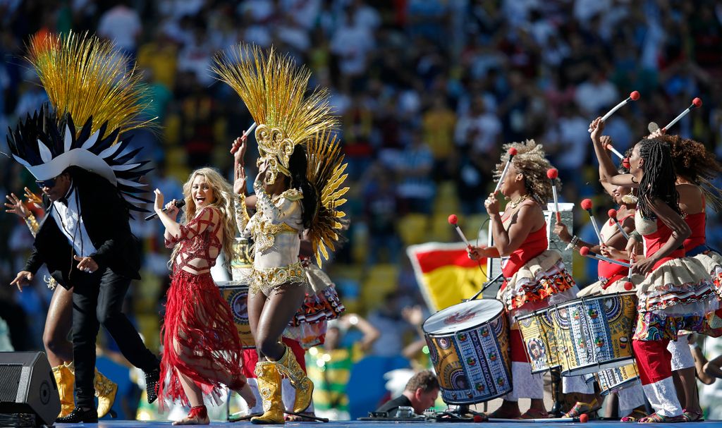 Shakira fellép a 2014. évi FIFA labdarúgó-világbajnokság döntőjét megelőző záróünnepségen, amelyen Németország és Argentína mérkőzött meg 2014. július 13-án a brazíliai Rio de Janeiro-i Maracana Stadionban.