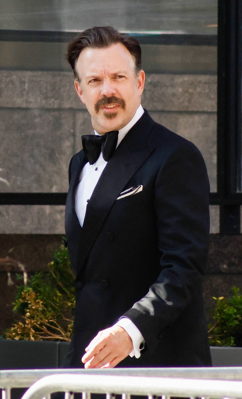 Jason Sudeikis megérkezett a Madison Square Gardenhez Taylor Swift és Travis Kelce ésküvőjére július 3-án New Yorban.