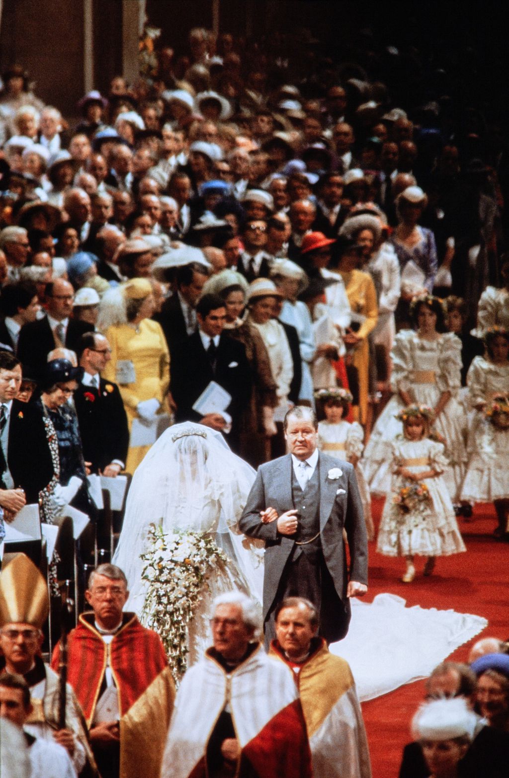 Diana hercegnét édesapja, Edward Spencer kísérte az oltárhoz.