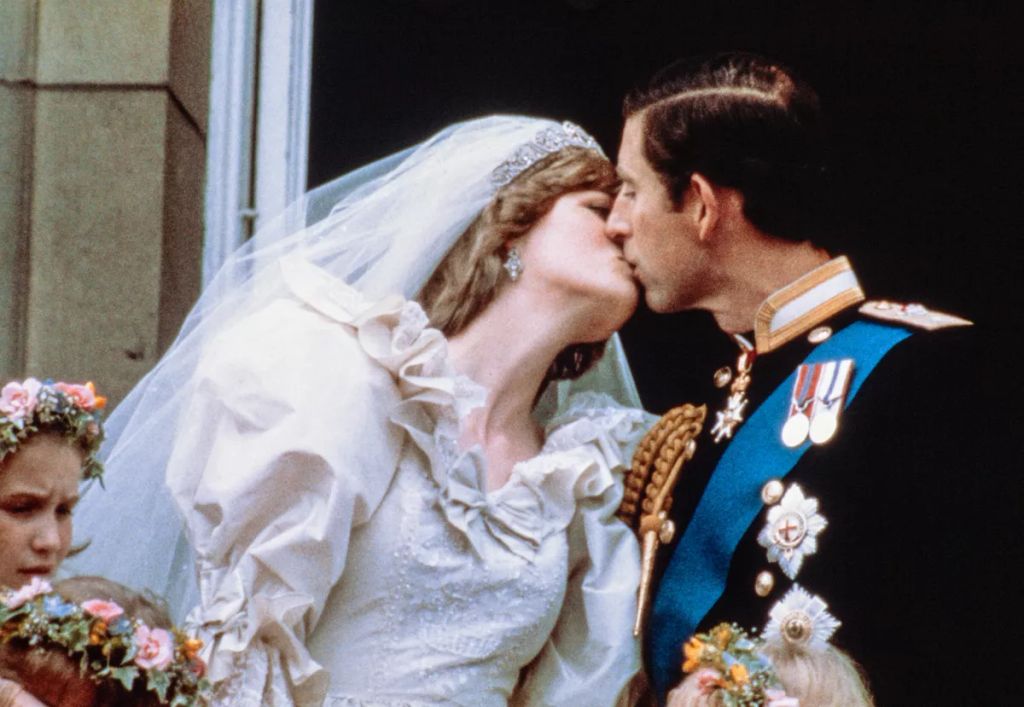 Diana hercegné és Károly herceg nyilvános csókja a Buckingham-palota erkélyén a ceremónia után.