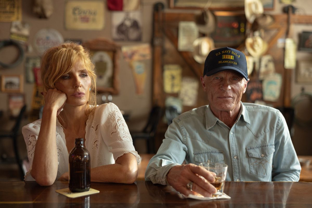Kelly Reilly és Ed Harris a Dutton birtok egyik jelenetében.