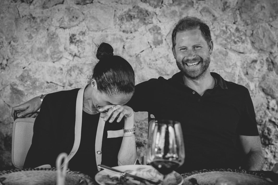 Meghan Markle és Harry herceg vidáman egy nyári estén Portugáliában