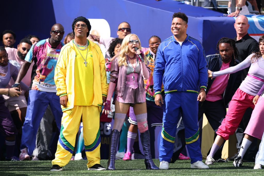 A foci-vb halftime show-ját Madonna nyitotta, a pályán Ronaldinho és Ronald mellett énekelt.