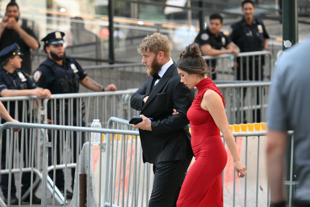 Cooper Kupp amerikaifutball-játékos és felesége, Anna Marie Kupp megérkezett a Madison Square Gardenhez Taylor Swift és Travis Kelce ésküvőjére július 3-án New Yorban.