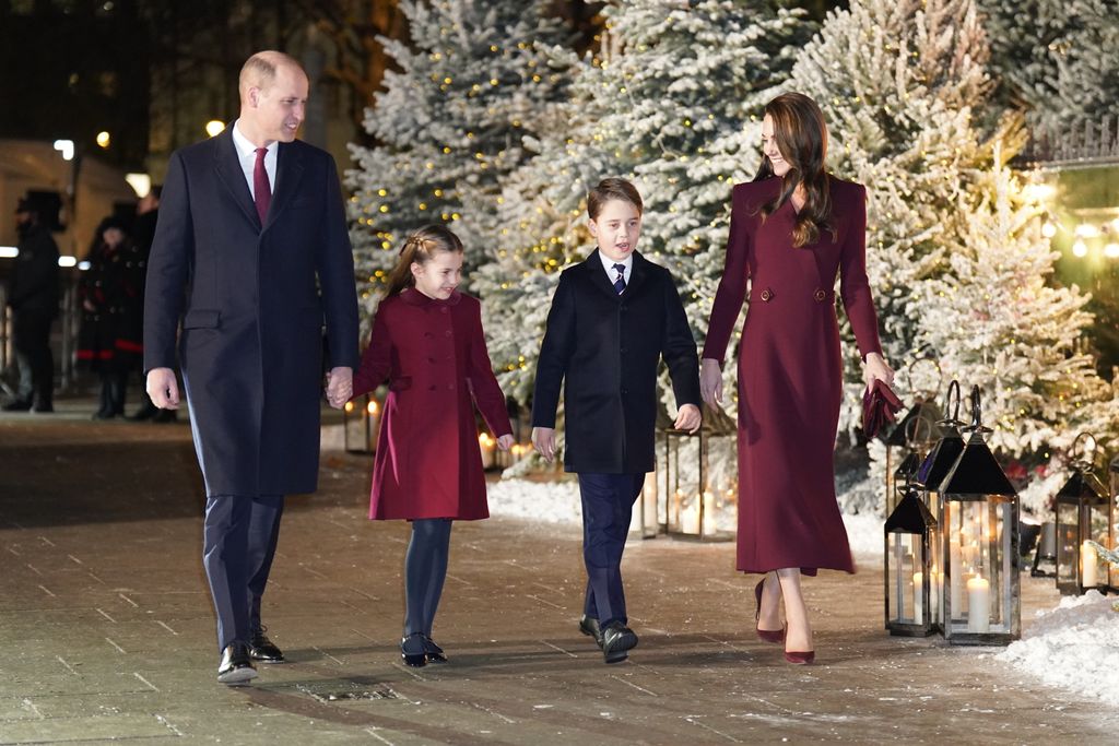 Katalin, Vilmos, Sarolta és György herceg együtt érkeznek a londoni Westminster-apátságban megrendezett „Together at Christmas” karácsonyi énekes istentiszteletre 2022. december 15-én.