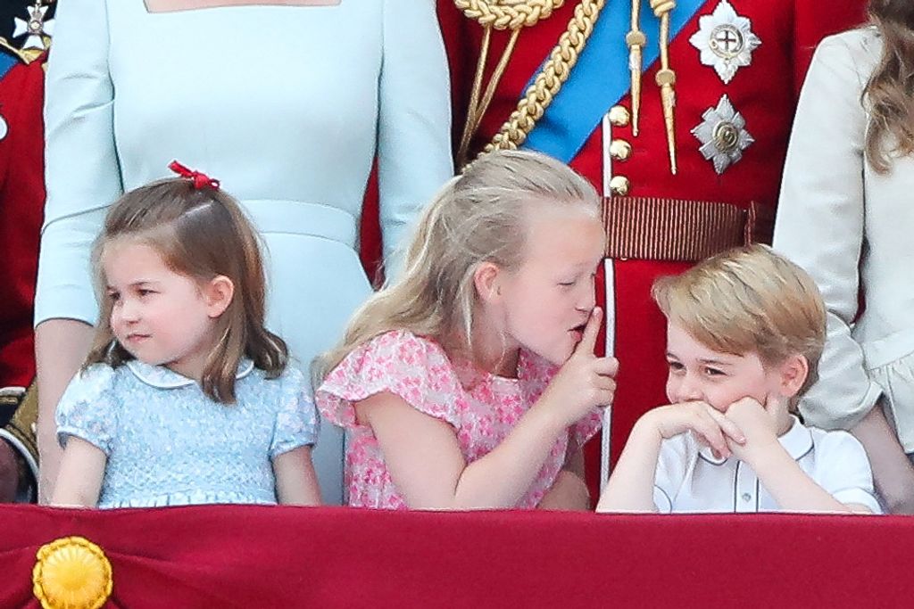 Sarolta hercegnő, Savannah Philips és György herceg a Buckingham-palota erkélyén 2018. június 9-én. A kis herceget bizony fegyelmezni kellett.