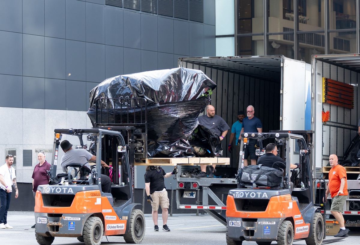 Óriási dekorelemeket szállítanak a Madison Square Gardenhez Taylor Swift esküvőjére