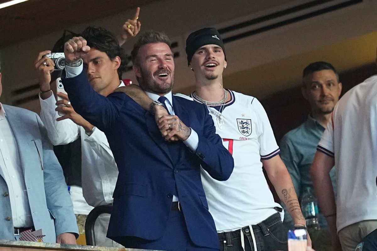 David Beckham és fia, Romeo Anglia győzelmét ünneplik - Victoria Beckhamnek nem volt ilyen jó kedve