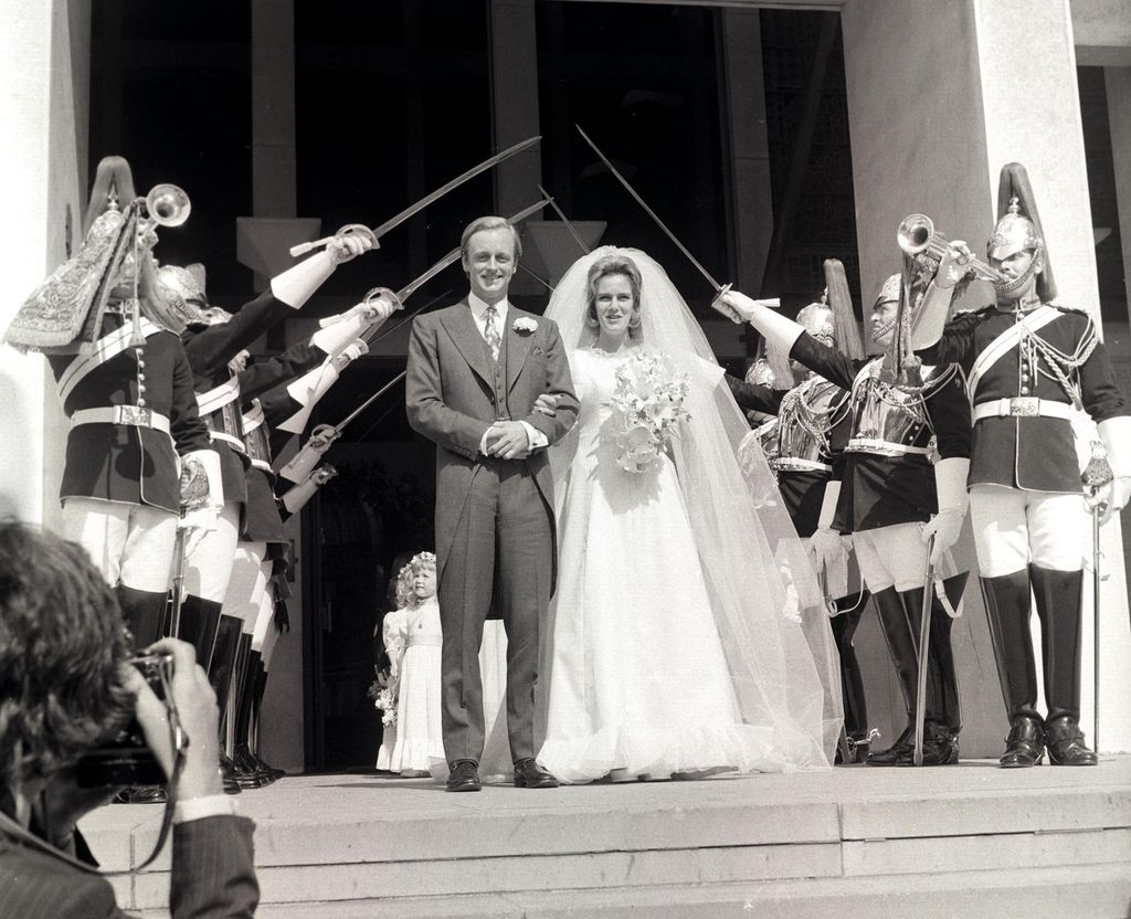 Kamilla királyné 1973-ban az első esküvőjén édesapjával. Andrew Parker Bowles-hoz ment hozzá.