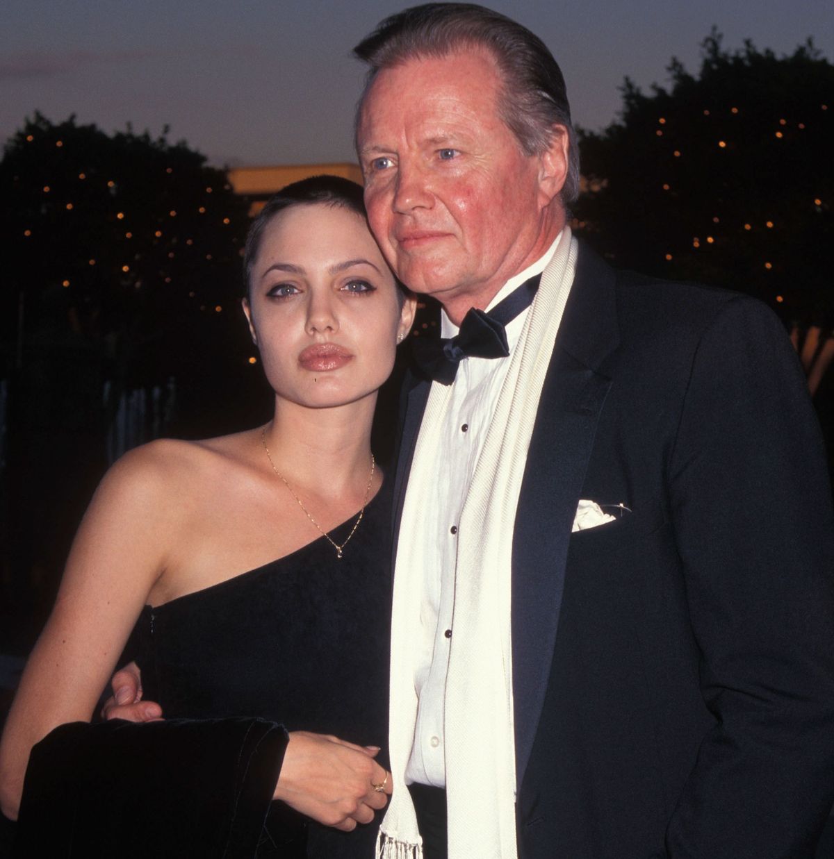 Angelina Jolie is eldobta édesapja, Jon Voith vezetéknevét.