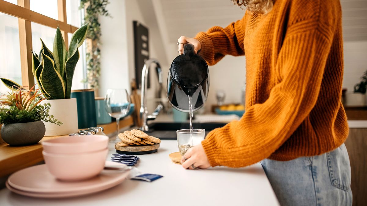 Tea készítése vízforralóval.