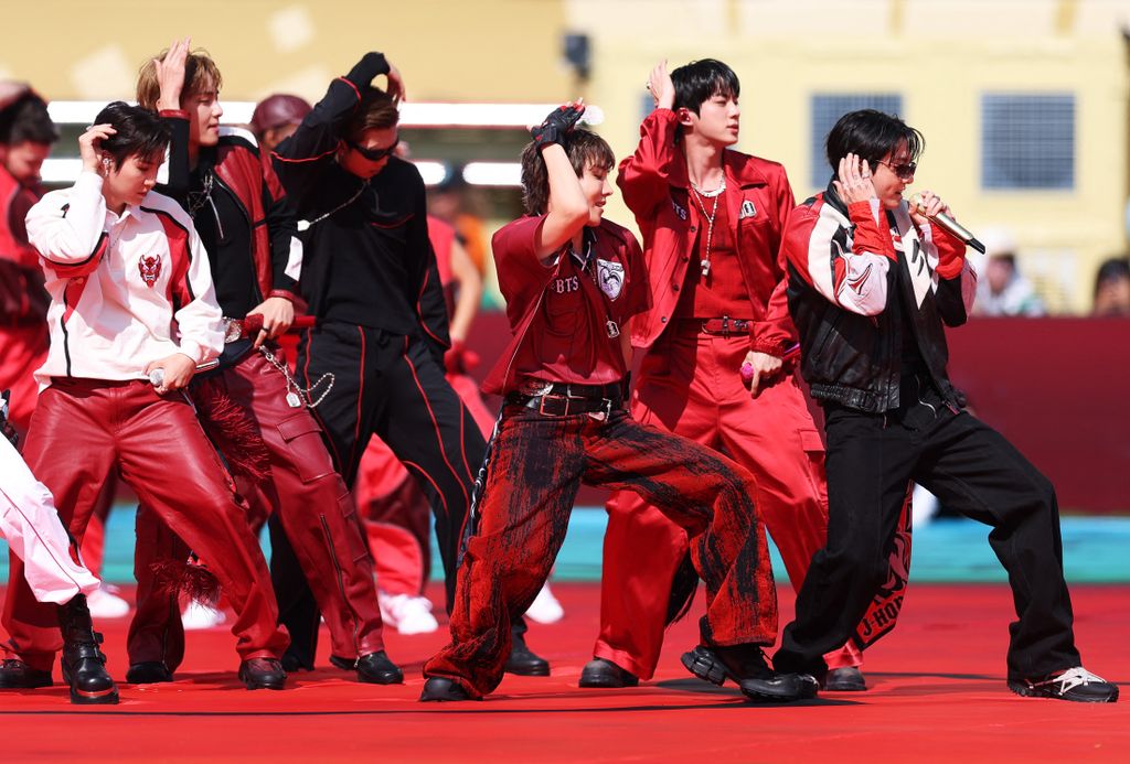 A BTS tagjai – RM, Jin, Suga, J-Hope, Jimin, V és Jung Kook – felléptek a 2026-os FIFA világbajnokság döntőjén a Topps Final Halftime Show-ban.