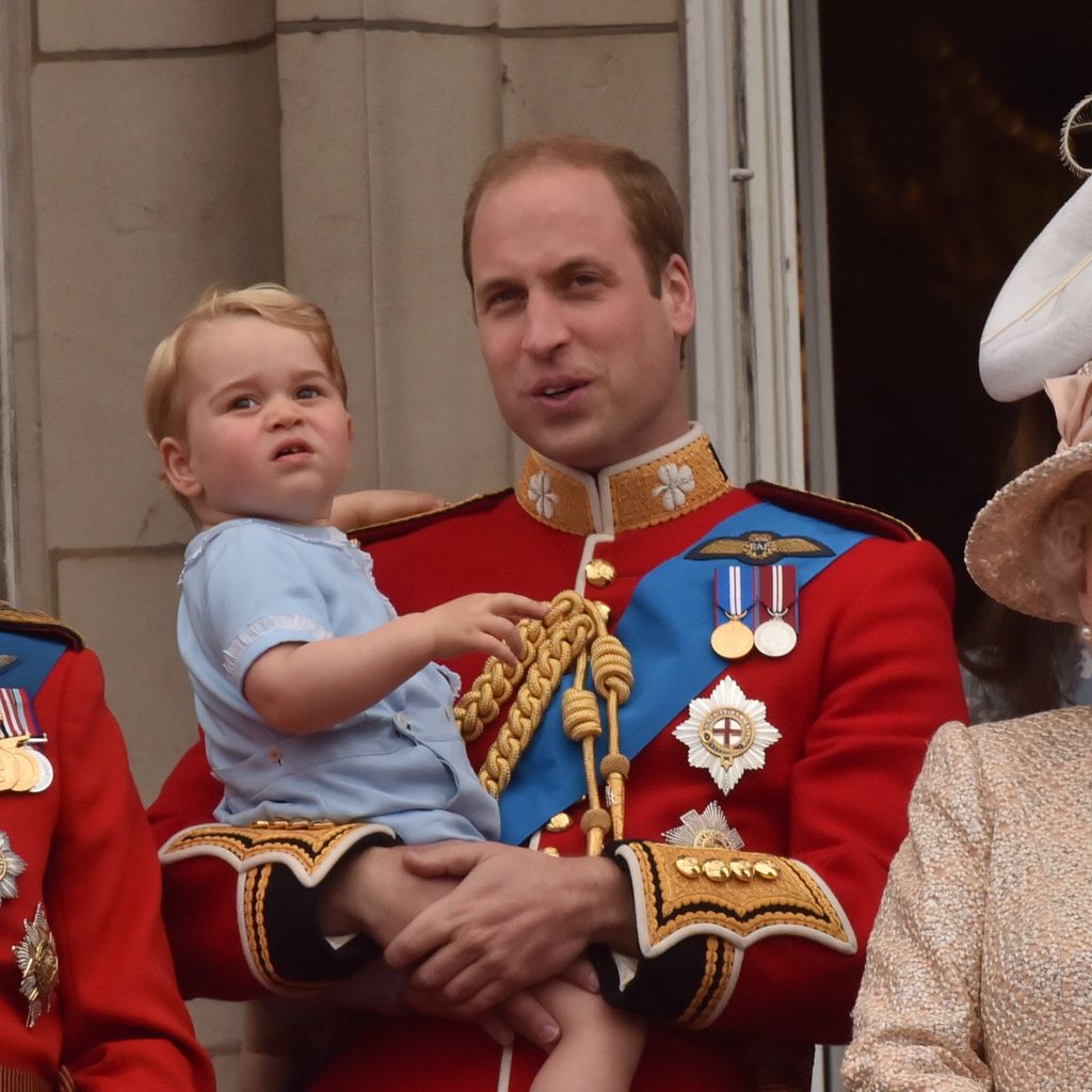 A királynő hivatalos születésnapi ünnepségén, a Trooping the Colour elnevezésű rendezvényen tartja ölében Vilmos herceg a kis György herceget 2015. június 13-án a Buckingham-palota erkélyén.
