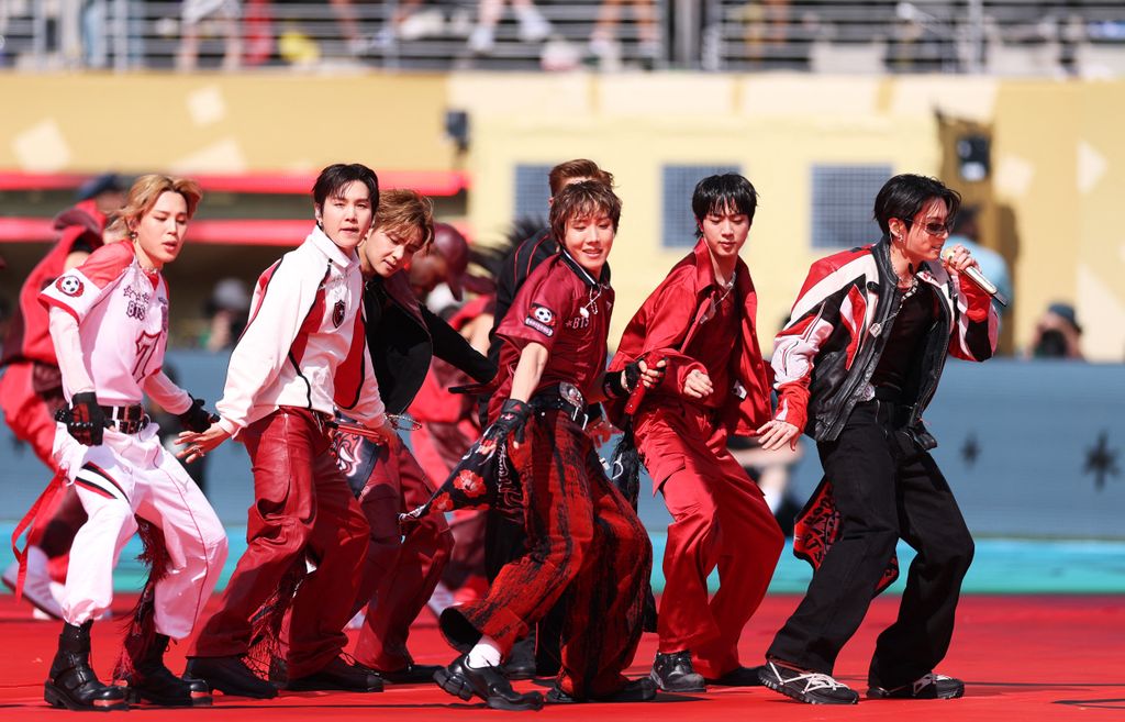 RM, Jin, Suga, J-Hope, Jimin, V és Jung Kook, vagyis a BTS tagjai a foci-vb 2026-os halftime show-ján.