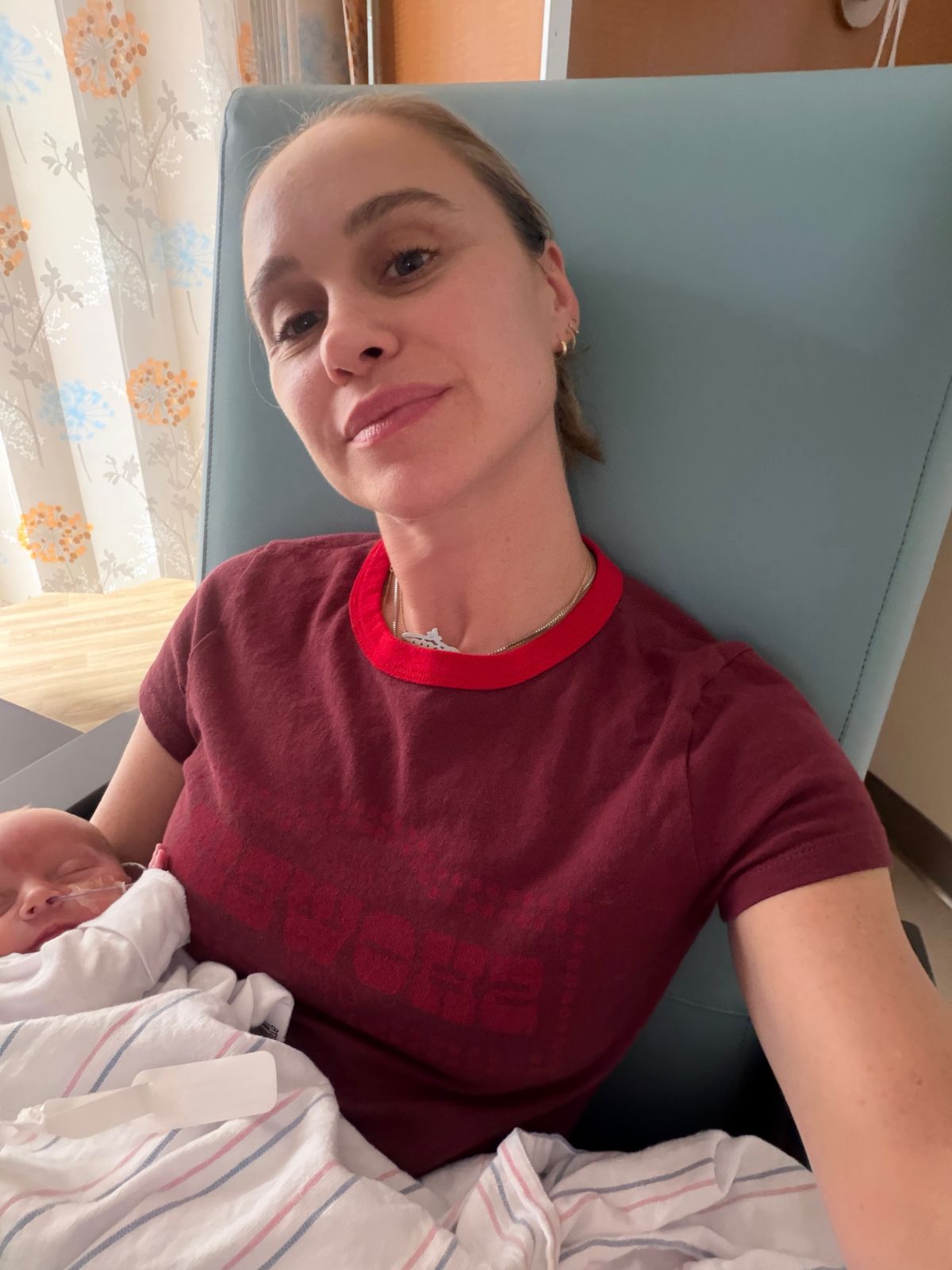 Becca Tobin második gyermekét is béranya hozta világra