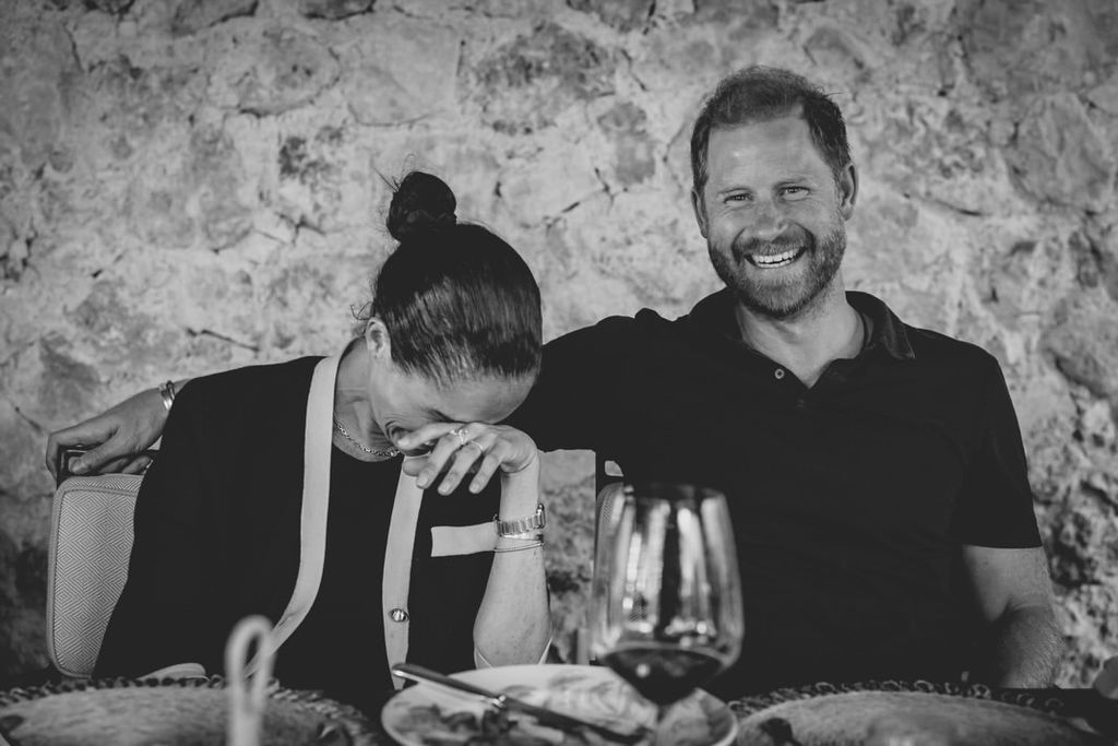 Meghan Markle és Harry herceg vidáman egy étteremben