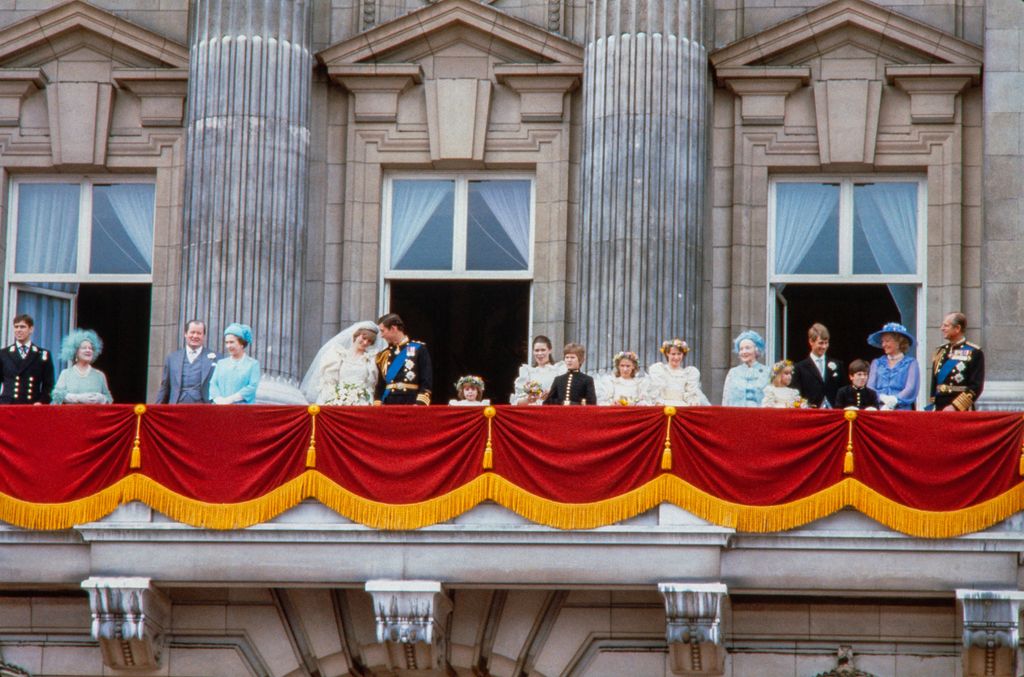 Diana hercegné és Károly herceg esküvőjük után megjelentek a Buckingham-palota erkélyén.