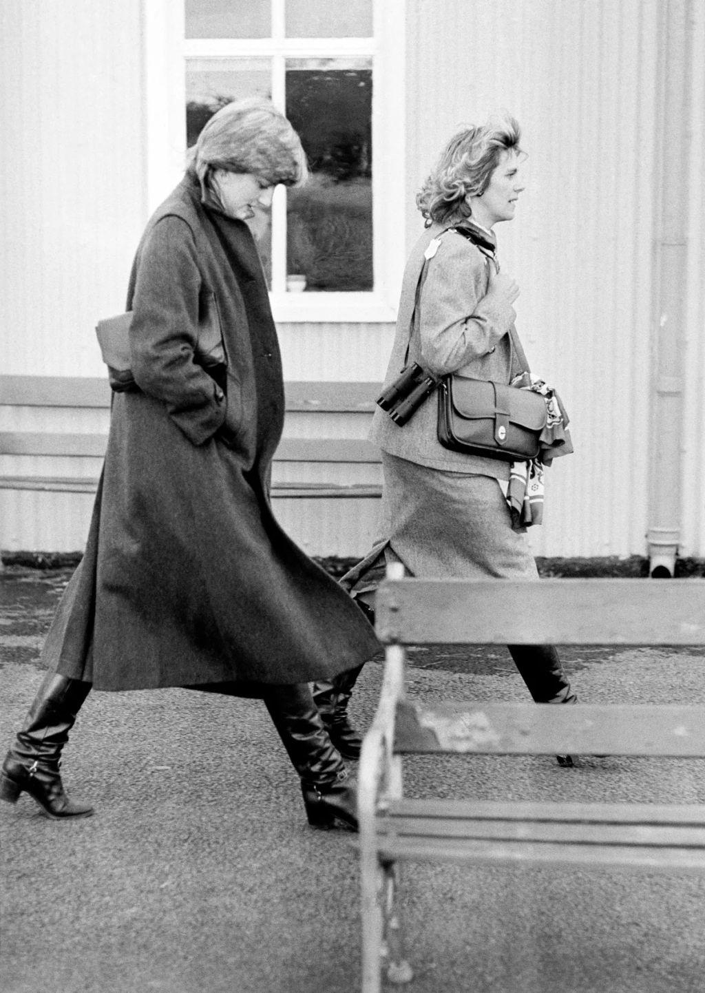 Kamilla királyné és Diana hercegné 1980-ban egy lóversenypályán.