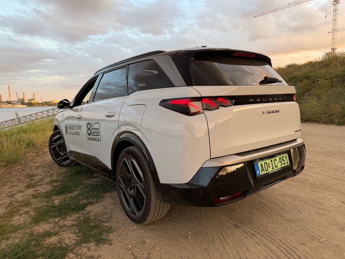 Egy fotó a Peugeot E-5008 modell hátsó részéről.