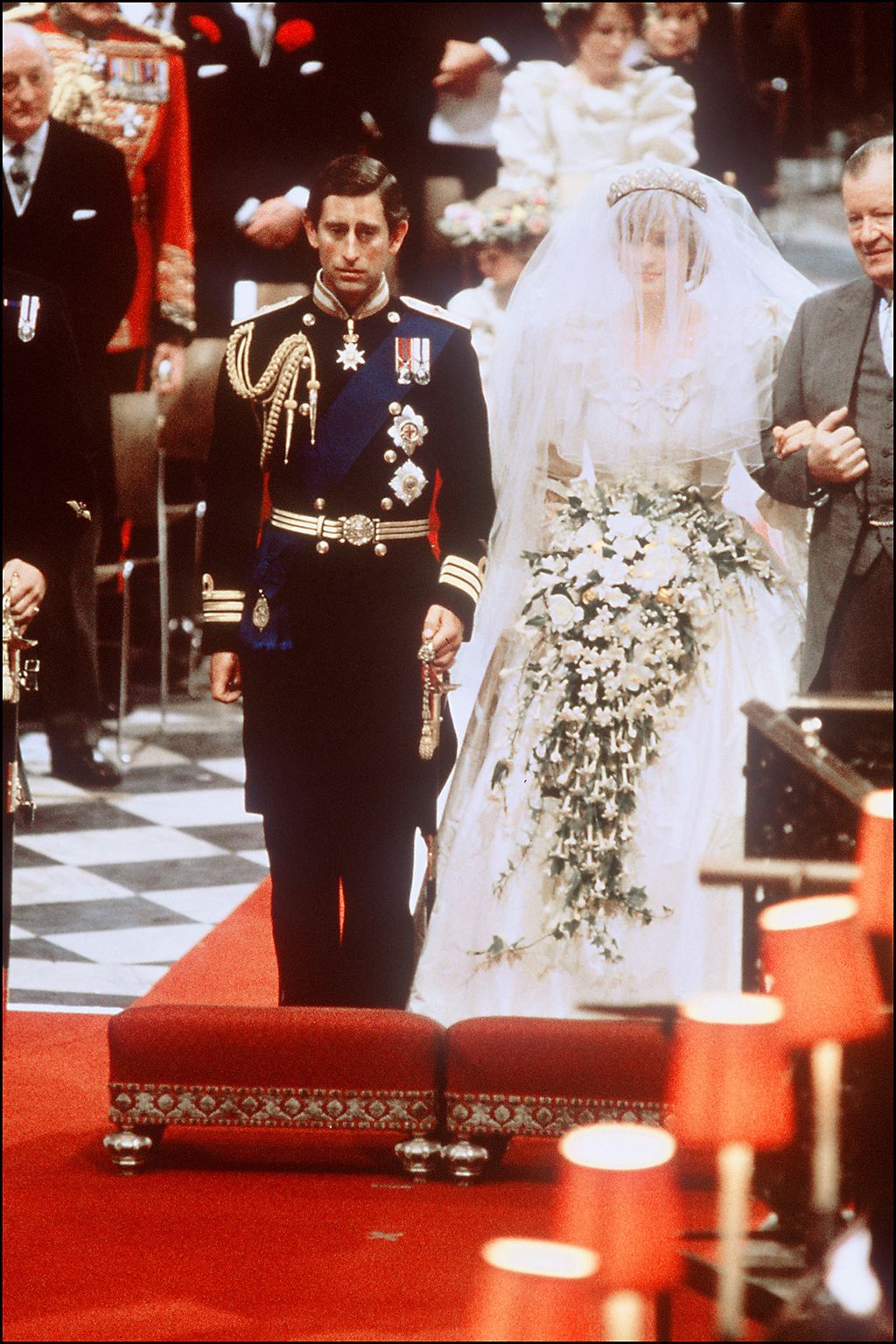 Károly herceg, Diana hercegné, és apja, Edward Spencer az oltárnál.