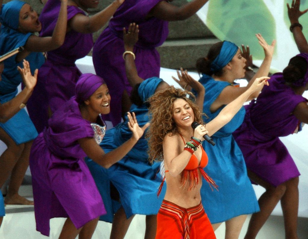 A kolumbiai énekesnő, Shakira fellép a színpadon a Franciaország és Olaszország közötti labdarúgó-világbajnokság döntőjét megelőző ünnepségen 2006. július 9-én a berlini Olimpiai Stadionban.