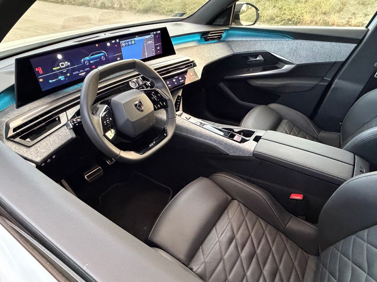 Egy fotó a Peugeot E-5008 modell belsejéről.
