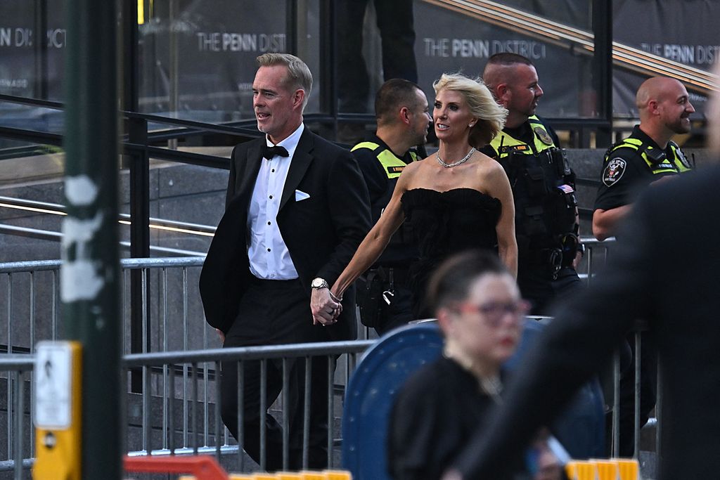 Joe Buck amerikai sportközvetítő és felesége, Michelle Beisner-Buck megérkezett a Madison Square Gardenhez Taylor Swift és Travis Kelce ésküvőjére július 3-án New Yorban.
